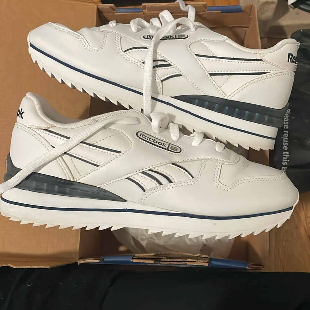 Reebok classic white/ navy/ c.blue 
Children sz 3